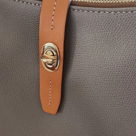 NWOT Dooney & BourkeEssex Carrier Saddle Tan and Coffee Hobo 🤎🐎